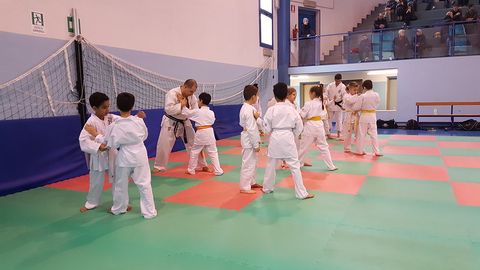 Due bambini si allenano insieme con protezioni leggere