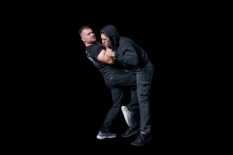 Dimostrazione di una tecnica di difesa personale Krav Maga KMA